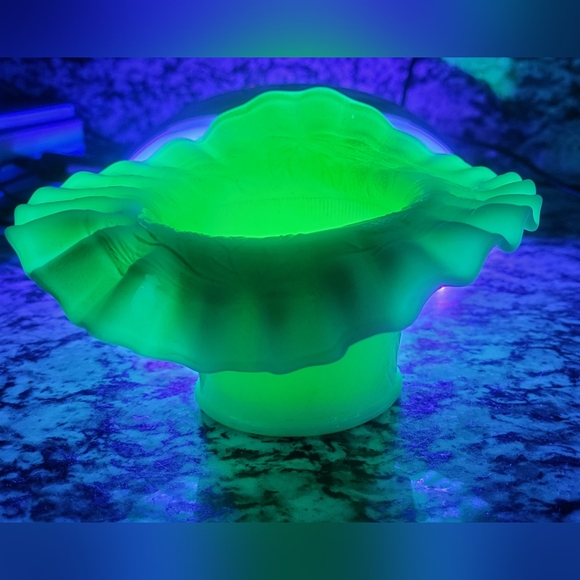 Antique Fenton Blackberry Spray - Picture 5 of 15